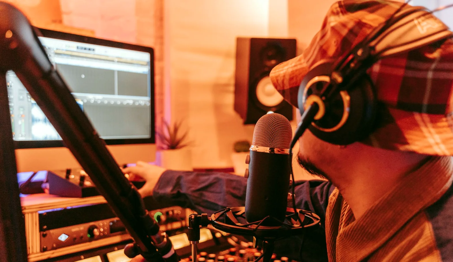 Intern operatør eller ekstern tekniker: hva passer for bedriftens podkast?