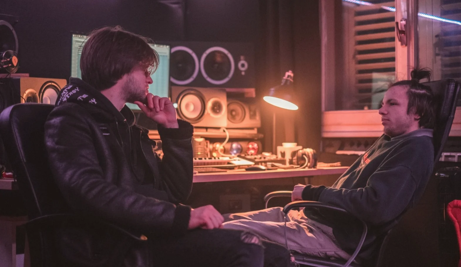 Slik setter du opp stolene i et lite podkaststudio